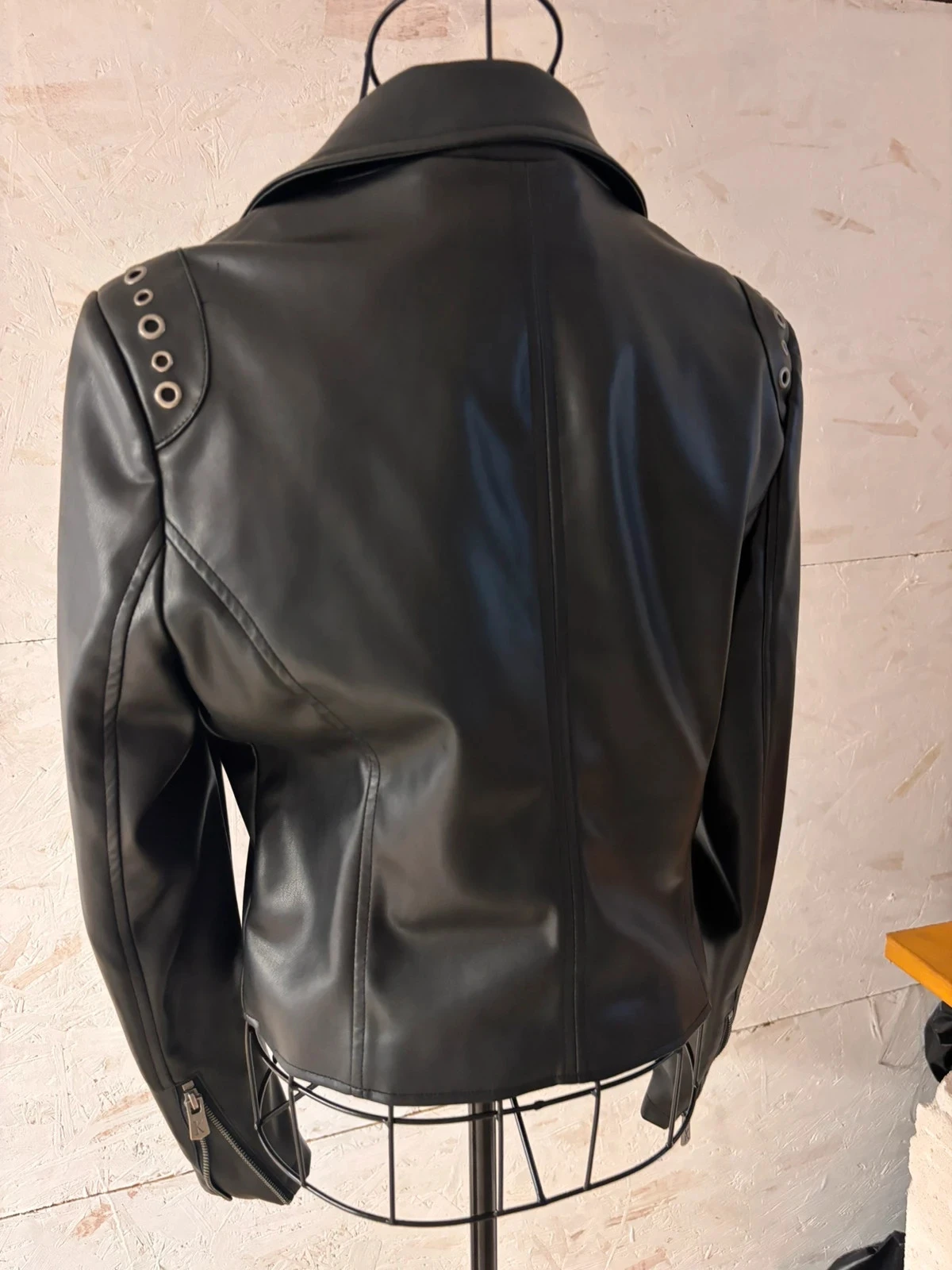 Zwarte faux lederen perfecte jas met bloemvoering Kaporal (Model Torid) Maat M (38) – photo 8